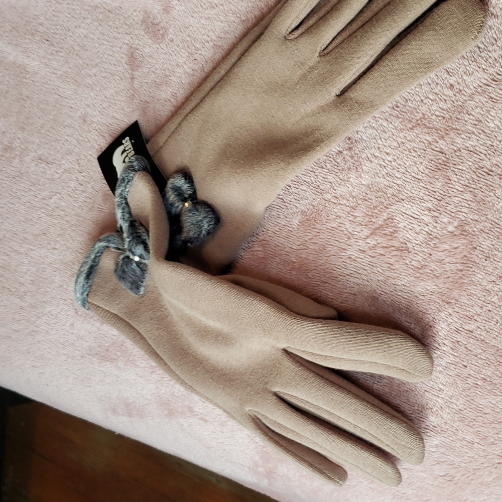 A pair of American Bears  touch gloves